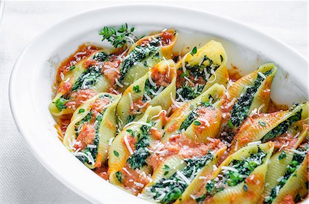 simsearch:659-06151520,k - Shell pasta with a spinach-ricotta filling in tomato sauce with Parmesan Foto de stock - Sin royalties Premium, Código: 659-09125649