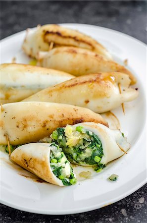 simsearch:659-08940222,k - Squid, filled with spinach, potatoes, peas and onions Photographie de stock - Premium Libres de Droits, Code: 659-09125658