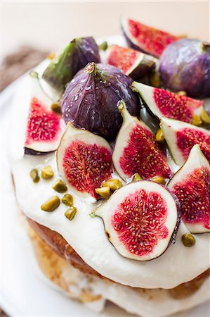 Hazelnut cake with figs, honey and goat's cream cheese Stock Photo - Premium Royalty-Free, Code: 659-09125668