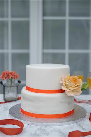 simsearch:659-06671429,k - A two-tier wedding cake decorated with roses Stock Photo - Premium Royalty-Free, Code: 659-09125661