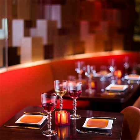 Red wine on table at a restaurant Photographie de stock - Premium Libres de Droits, Code: 659-09125691