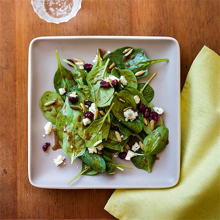 simsearch:659-08940368,k - Spinach salad with gorgonzola, pine nuts and pomegranate seeds Foto de stock - Sin royalties Premium, Código: 659-09125705