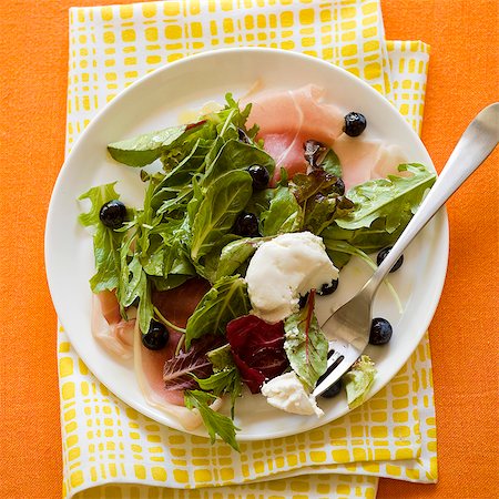 simsearch:659-08895851,k - Prosciutto salad with blueberries Photographie de stock - Premium Libres de Droits, Code: 659-09125717