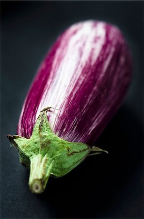 A purple and white aubergine Stock Photo - Premium Royalty-Free, Code: 659-09125727
