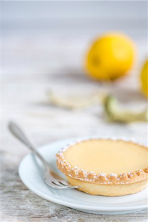 fruit studio white background focus - A lemon cream tart Stock Photo - Premium Royalty-Free, Code: 659-09125746