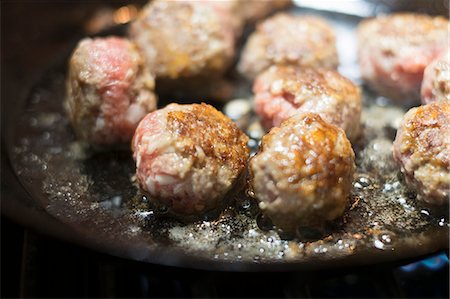 sauteeing - Meatballs being fried in a pan Photographie de stock - Premium Libres de Droits, Code: 659-09125776