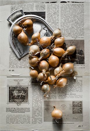 simsearch:659-06494950,k - Shallots on newspaper Stock Photo - Premium Royalty-Free, Code: 659-09125783