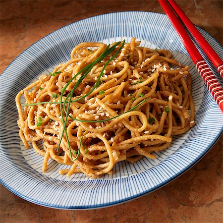 Sesame Peanut noodles with chive garnish Stock Photo - Premium Royalty-Free, Code: 659-09125791