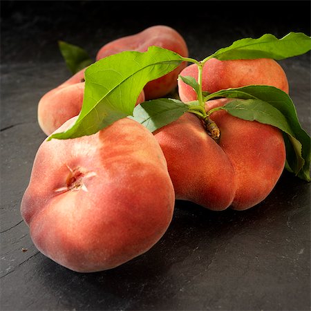 Doughnut peaches (Babcock) on black background Foto de stock - Sin royalties Premium, Código: 659-09125793