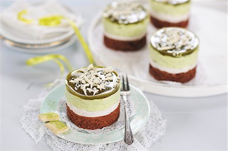 Matcha cream tarts with dark chocolate bases, almond and tonka bean cream, white chocolate and matcha cream, matcha jelly, and grated white chocolate (vegan) Stock Photo - Premium Royalty-Free, Code: 659-09125838