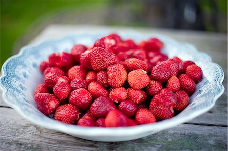 simsearch:659-06186066,k - Fresh strawberries on a dish Stock Photo - Premium Royalty-Free, Code: 659-09125846