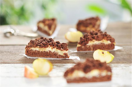 simsearch:659-08418969,k - Chocolate and apple crumble cake with a layer of curd (vegan) Stockbilder - Premium RF Lizenzfrei, Bildnummer: 659-09125841