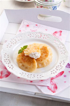 Sweet pierogi with cottage cheese (sweet dumlings) Foto de stock - Sin royalties Premium, Código: 659-09125883