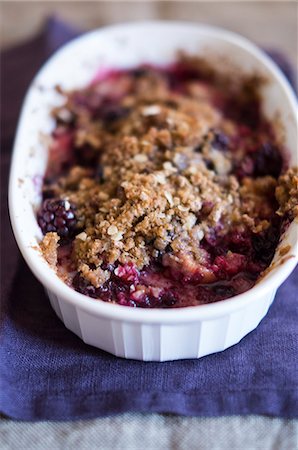 simsearch:659-08420208,k - Blackberry Apple Crumble Stock Photo - Premium Royalty-Free, Code: 659-09125916