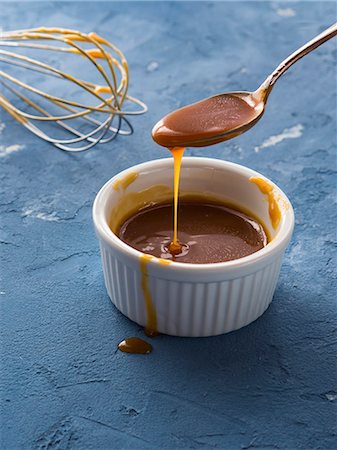 simsearch:659-08897010,k - Home made salted caramel in a bowl over blue background Foto de stock - Sin royalties Premium, Código: 659-09125936