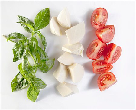 Basil, Mozzarella and tomato wedges (shaped as Italian Flag) Photographie de stock - Premium Libres de Droits, Code: 659-09125933