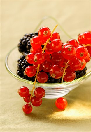 simsearch:659-06184784,k - Blackberries and redcurrants in bowl Foto de stock - Sin royalties Premium, Código: 659-01844016