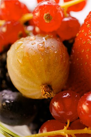 simsearch:659-01844009,k - Assorted fresh berries (close-up) Foto de stock - Sin royalties Premium, Código: 659-01844019