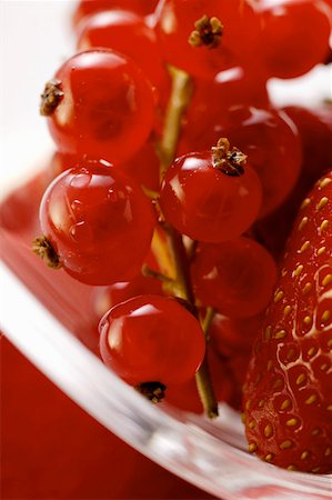 simsearch:659-01858328,k - Redcurrants and strawberry (close up) Fotografie stock - Premium Royalty-Free, Codice: 659-01844024