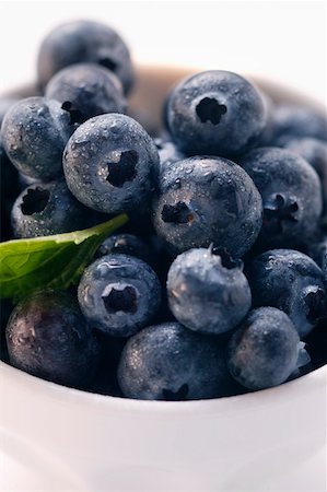 Fresh blueberries with leaf in bowl Stock Photo - Premium Royalty-Free, Code: 659-01844027