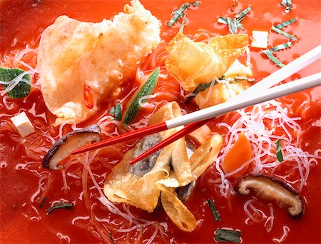 Glas-Nudelsuppe mit wontons Stockbilder - Premium RF Lizenzfrei, Bildnummer: 659-01844072