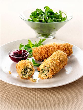 Croquettes de dinde avec salade de roquette et sauce aux canneberges Photographie de stock - Premium Libres de Droits, Code: 659-01844098