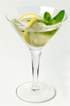 simsearch:659-01851751,k - Drink with slices of lemon and mint Fotografie stock - Premium Royalty-Free, Codice: 659-01844107