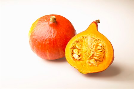 simsearch:659-01857579,k - Whole and half Hokkaido squash Foto de stock - Sin royalties Premium, Código: 659-01844115