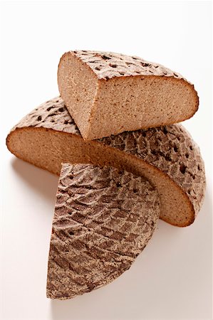 farmhouse bread - A loaf of farmhouse bread, halved and two quarters Foto de stock - Sin royalties Premium, Código: 659-01844148