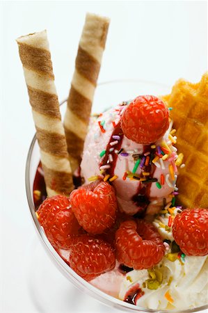 sundae - Sundae with raspberry ice cream, cream, wafers & sprinkles Foto de stock - Sin royalties Premium, Código: 659-01844173