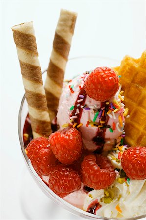 fruit sundae - Sundae with raspberry ice cream, cream, wafers & sprinkles Foto de stock - Sin royalties Premium, Código: 659-01844173