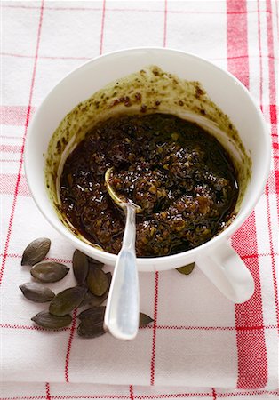 Pesto de graines de citrouille dans une tasse blanche avec cuillère Photographie de stock - Premium Libres de Droits, Code: 659-01844186