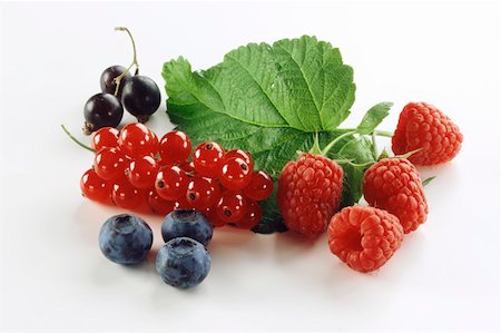 simsearch:659-01842370,k - Still life with summer berries and leaf Foto de stock - Sin royalties Premium, Código: 659-01844189