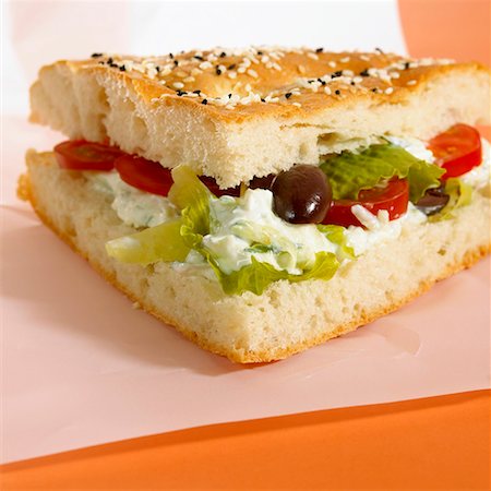 flat bread - Pita bread filled with vegetables and soft cheese Foto de stock - Sin royalties Premium, Código: 659-01844201