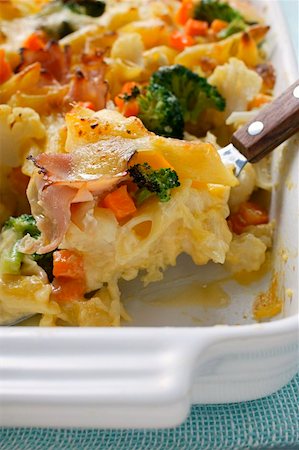 Pasta bake with ham, carrots, broccoli and cheese Foto de stock - Sin royalties Premium, Código: 659-01844234