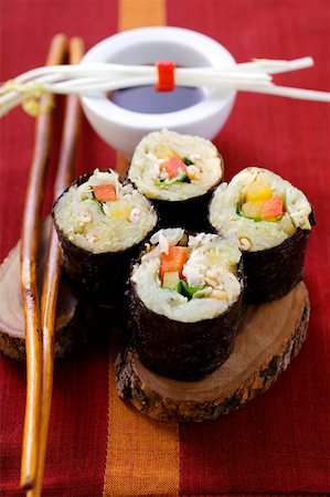 Raw vegetable sushi with sauerkraut, peppers and sprouts Foto de stock - Sin royalties Premium, Código: 659-01844235