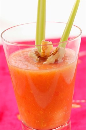 Carrot and mango juice with walnuts and celery Foto de stock - Sin royalties Premium, Código: 659-01844231