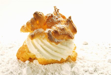 Cream puff with cream and icing sugar Foto de stock - Sin royalties Premium, Código: 659-01844331