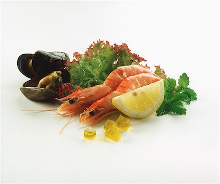simsearch:659-01844635,k - Shrimps and shellfish, garnished with lettuce, mint & lemon Fotografie stock - Premium Royalty-Free, Codice: 659-01844345