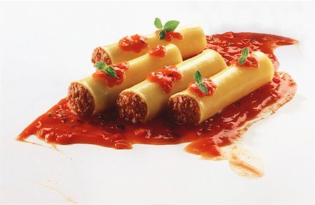 Cannelloni with mince filling and tomato sauce Foto de stock - Sin royalties Premium, Código: 659-01844360