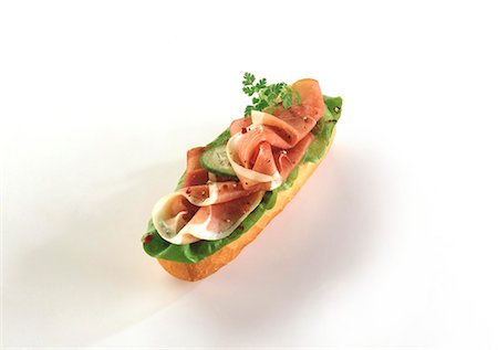 simsearch:659-01842421,k - Baguette belegt mit Schinken, Salat und Gurke Stockbilder - Premium RF Lizenzfrei, Bildnummer: 659-01844383