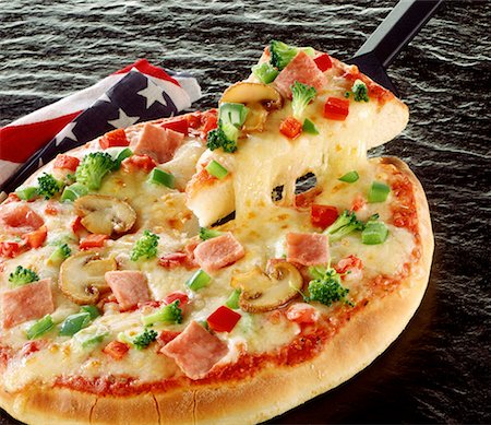 simsearch:659-01860315,k - Pizza with vegetables, ham, mushrooms and cheese (USA) Stock Photo - Premium Royalty-Free, Code: 659-01844392