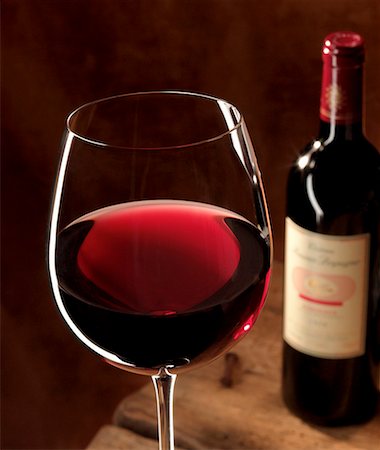 simsearch:659-06155174,k - Verre de vin rouge en face de la bouteille de vin rouge Photographie de stock - Premium Libres de Droits, Code: 659-01844417