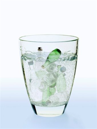 simsearch:659-06902407,k - Symbolic picture: water bottles in a water glass Foto de stock - Sin royalties Premium, Código: 659-01844413