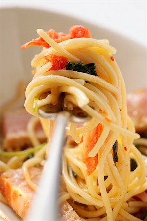 Spaghetti with tuna, tomatoes and basil on fork Stock Photo - Premium Royalty-Free, Code: 659-01844447