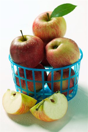 simsearch:659-01861533,k - Fresh apples in plastic basket Stock Photo - Premium Royalty-Free, Code: 659-01844495