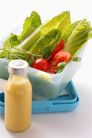 Salad in a lunchbox, salad dressing in bottle Stock Photo - Premium Royalty-Free, Code: 659-01844496