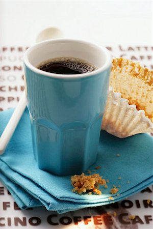 simsearch:659-01856319,k - Blue espresso cup and empty paper muffin case Foto de stock - Sin royalties Premium, Código: 659-01844503