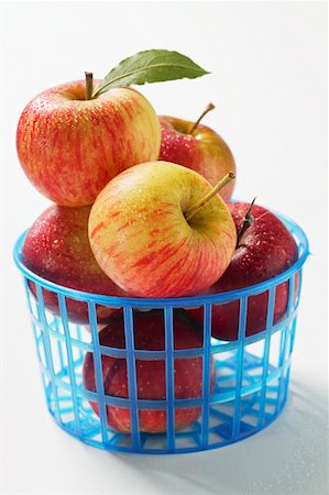 simsearch:659-01861533,k - Fresh apples in plastic basket Stock Photo - Premium Royalty-Free, Code: 659-01844536