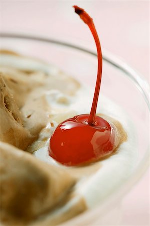 Nougat ice cream on almond cream with cocktail cherry Foto de stock - Sin royalties Premium, Código: 659-01844546
